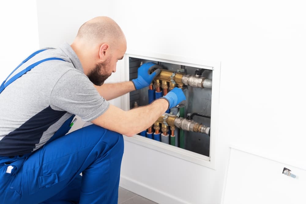 9 Reasons to Hire Professional Plumbers