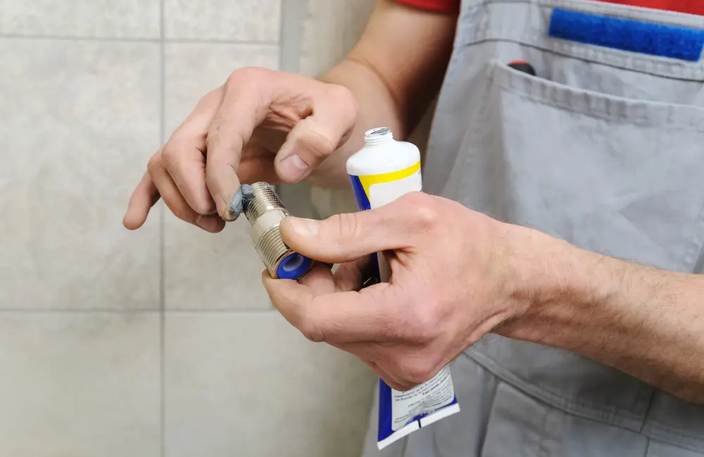 How do you fix a leaking pipe permanently?